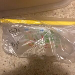 New in package, Tupperware Frigidaire smart, medium with a sunny yellow lid